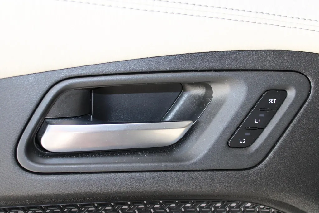 Nissan ARIYA Evolve 66 kWh | 20 inch wielen | Ceramic coating |22 kW ingebouwde lader | Electrische stoel en stuur verstelling | Navigatie | Stoel geheugen | shuif/kanteldak | Stoel verwarming en verkoeling | Zeer mooie auto |