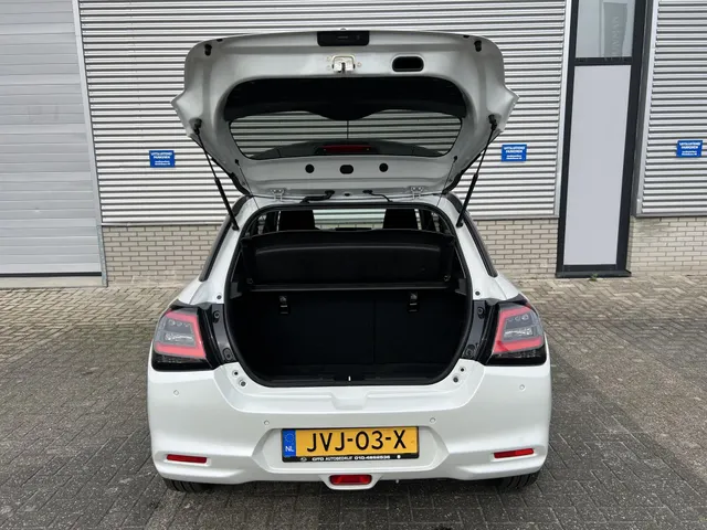 Suzuki Swift 1.2 Select Smart Hybrid | Demonstratievoertuig | Apple Carplay & Android Auto | 16' LM Velgen | Airco | Adaptieve Cruise Control