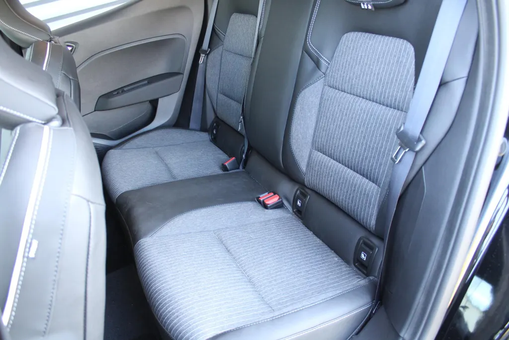 Mitsubishi Colt 1.0T MT First Edition | Stuur-/stoelverwarming | Camera | Clima | Dodehoek detectie | Draadloze telefoonlader | Cruise adapt. | 17' LM | LED |