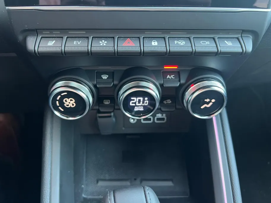 Mitsubishi Colt 1.6 HEV Instyle | Navigatie| Trekhaak| Metallic lak| Climate Control| BOSE audio| Camera| Parkeer sensoren Voor/Achter| Stoel verwarming| Stuur verwarming| Keyless Start/Entry