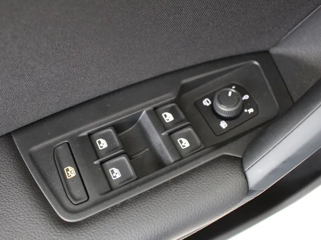 Volkswagen Tiguan 1.5 TSI Elegance Apple Carplay | Parkeercamera | Stoelverwarming | Inklapbare buitenspiegels | Climate Control
