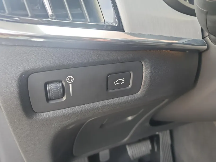 Volvo V90 2.0 T4 Momentum | Stoel en stuurverwarming | Elektrisch bedienbare voorstoelen | Camera | Lederen bekleding | Navigatie | Parkeersensoren voor en achter | Elektrische achterklep |