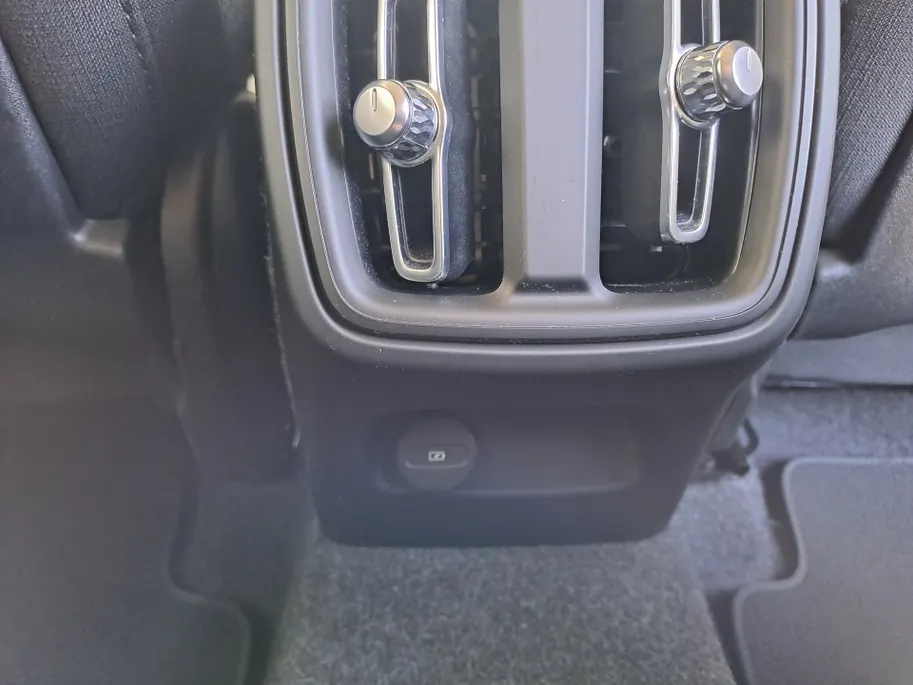 Volvo XC40 2.0 B3 Essential AUTOMAAT | Stuurverwarming | Stoelverwarming | Adaptieve Cruise | Apple Carplay/Android Auto