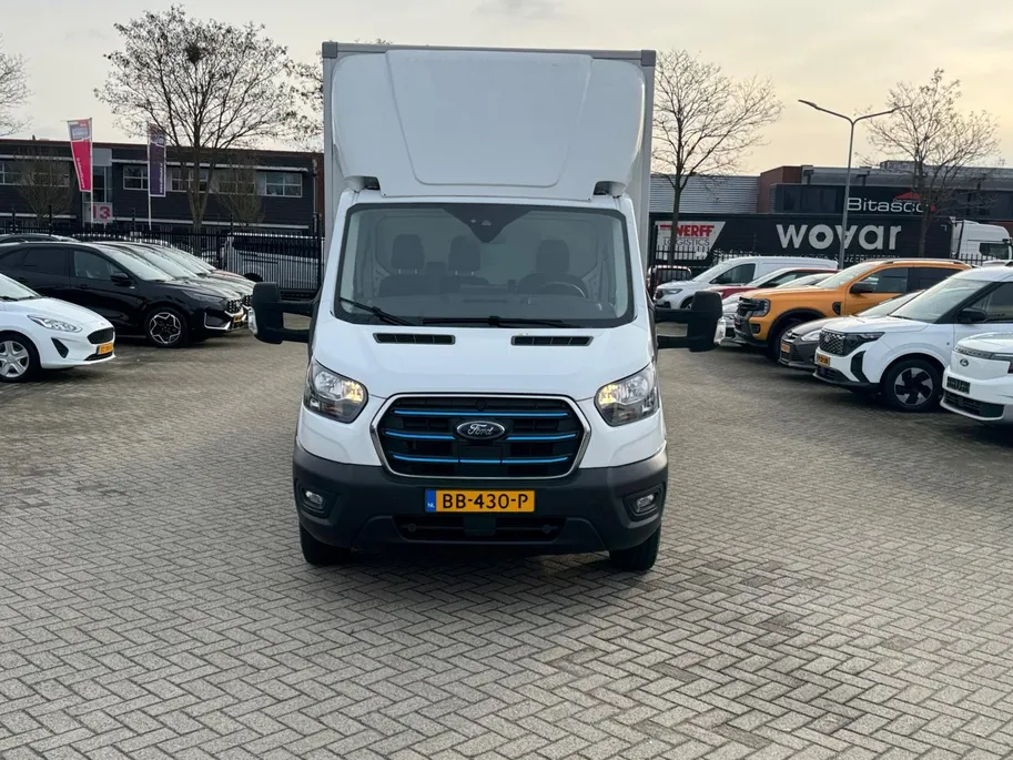 Ford E-Transit 425 CC 68 kWh 184 pk L4 met Gesloten laadbak, laadklep (750 kg), dakspoiler en zijdeur | Achteruitrijcamera | Laadvermogen 1.347 kg