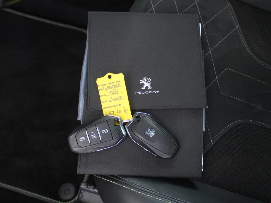 Peugeot 208 1.2 PureTech GT Pack | Stoelverwarming | Pano dak | Camera | Cruise adapt. | Dodehoek detectie | 17' LM | Navi | Clima | Leer/alcantara sportstoelen |