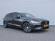 Volvo V60 2.0 T6 Plug-in hybrid AWD Plus Dark | Nappaleder | Trekhaak | HK audio | Schuifdak | Stuur-/stoelverwarming | Adap. Cruise | Dodehoek detectie | Geheugenstoelen | 360 Camera |
