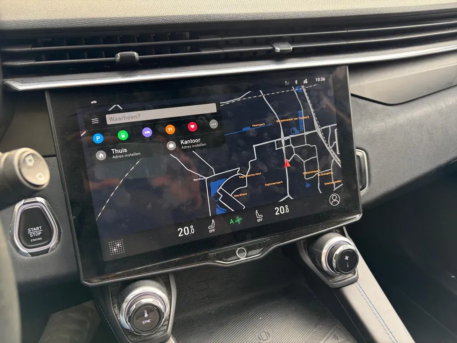 Lynk & Co 01 1.5 Apple Carplay/Android Auto , stoelverwarming , panoramadak , navigatiesysteem full map , camera 360 , elektrisch verstelb. bestuurdersstoel met geheugen , elektrisch bedienbare achterklep ,                                               lichtmetalen ve
