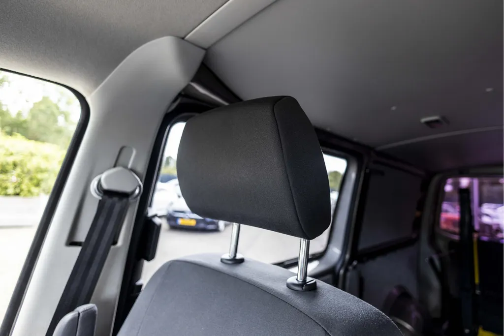 Volkswagen Transporter 2.0 TDI L2H1 Invalide uitvoering / aanpassing