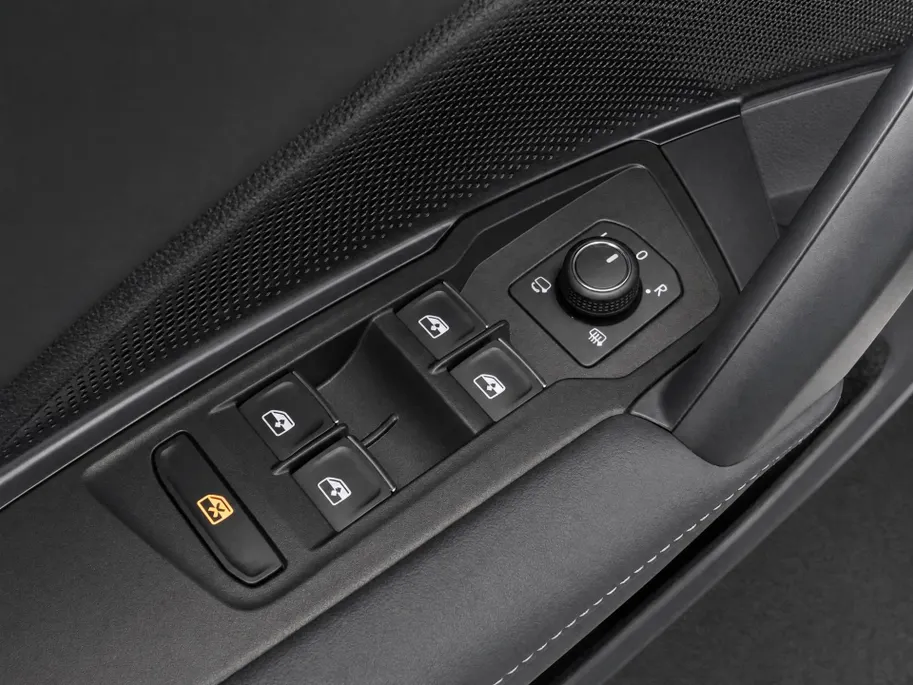 Volkswagen Tiguan 1.5eHybrid 150kW/204PK R-Line Black Style · Leder · Trekhaak · Panoramadak · 360°Camera · Garantie t/m 28-10-2030 of 100000km.