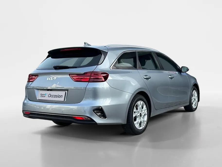 Kia Ceed Sportswagon 1.5 T-GDi DynamicLine | All-Seasonbanden | Apple Carplay / Android Auto | Navigatiesysteem | Parkeersensoren Voor + Achter | Parkeercamera Achter | Licht + Regensensor | Cruise Control | Climate Control | 16'Lichtmetalen velgen