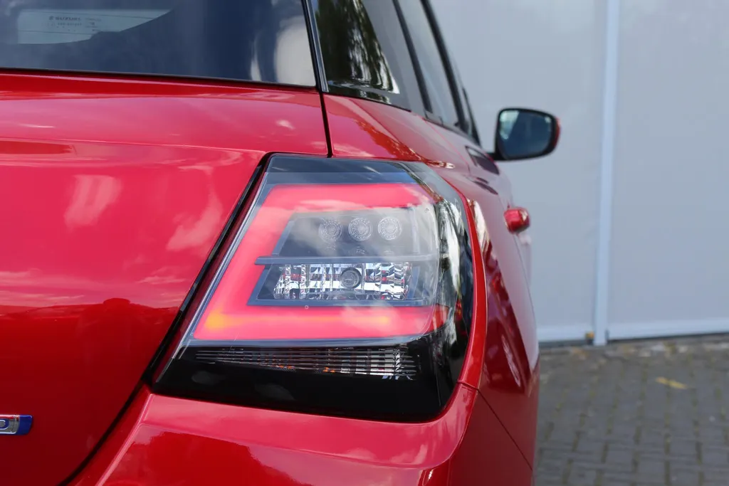 Suzuki Swift 1.2 Select Automaat | Nu € 2.200,- KORTING | Stoelverwarming | Lichtmetalen velgen | meerprijs kleur € 699,-