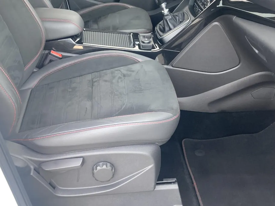 Ford Kuga 1.5 EcoBoost 150 pk ST Line afneembare - trekhaak - voorruitverwarming - groot navi