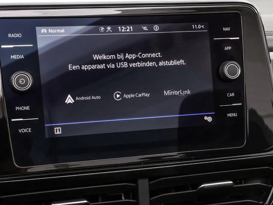 Volkswagen T-Roc Cabrio 1.5 TSI 150pk DSG R-Line · Camera · Apple/Android Car Play · Stoel-& Stuurverwarming · P-Sensoren · 18'' Inch ·