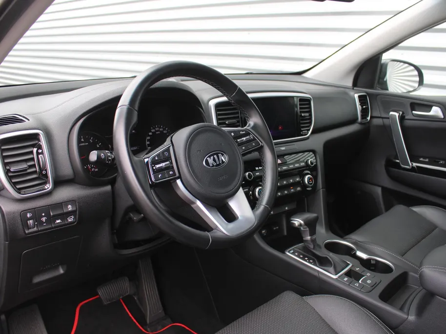 Kia Sportage 1.6 T-GDI Black Edition | Stuur-/stoelverwarming v+a | Schuifdak | Leer | Camera | Elek. achterklep | Cruise | PDC | Navi | 17' LM | Zeer nette auto! |