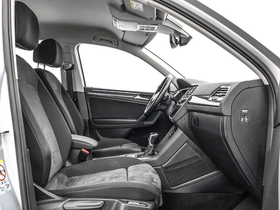 Volkswagen Tiguan 1.4 TSI 245pk DSG eHybrid Elegance · 360 Camera · Wegklapbare Trekhaak · Apple/Android Car Play · Dodehoek Detectie · 18'' Inch · Stoel & Stuurwiel verwarming ·