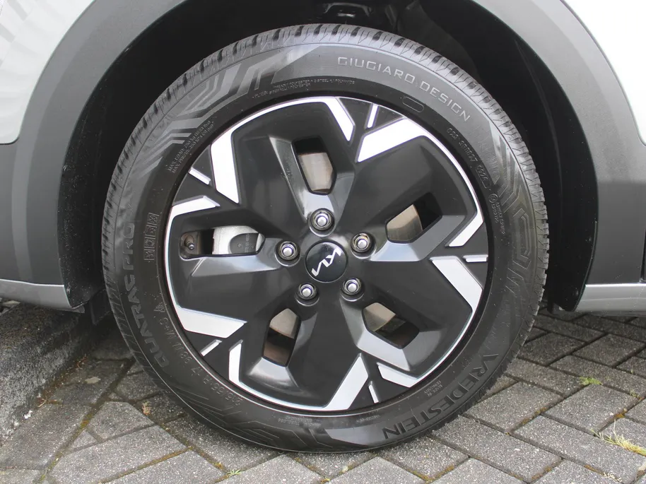 Kia Niro EV Light Edition 64.8 kWh | Airco | Cruise | Navi | Camera | PDC | 17' LM | All season banden | 17% bijtelling |