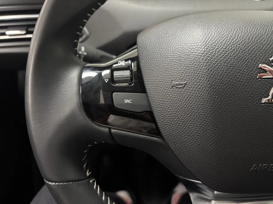 Peugeot 308 1.2 PureTech Allure APPLE CARPLAY ANDROID AUTO CAMERA PARKEERSENSOREN 5 DEURS LM VELGEN PAS 17000KM VOLLEDIGE DEALER ONDERHOUDEN ALLES AANTOONBAAR
