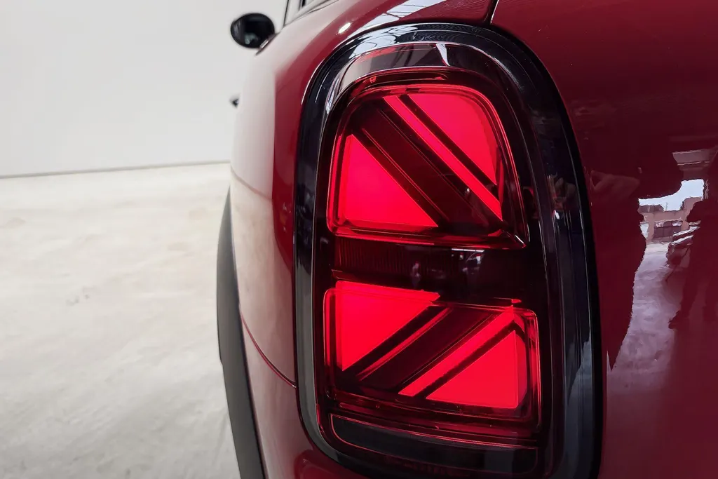 MINI Countryman Cooper SE ALL4 John Cooper Works Essence Pack