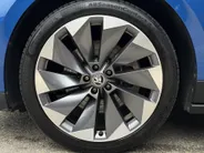 Škoda Enyaq iV 80 | Elektrisch verstelbare stoelen incl. geheugenfunctie | Stoel- en stuurverwarming | Elektrisch bedienbare achterklep | Lederen bekleding | Achteruitrijcamera | Parkeersensoren voor- en achter | Apple/Android Carplay