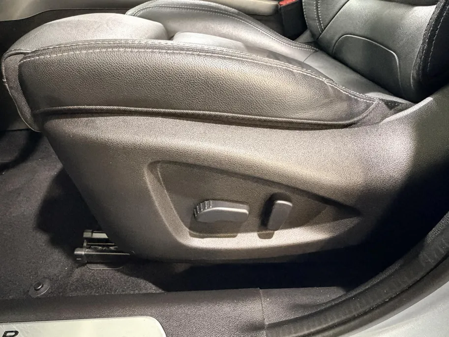 Renault Kadjar 140PK TCe Intens Automaat | Trekhaak (1500 KG) | Panoramadak | 19' Lichtmetalen Velgen | Stoelverwarming | Navi | Camera | Climate Control | Adaptieve Cruise Control | Leder |