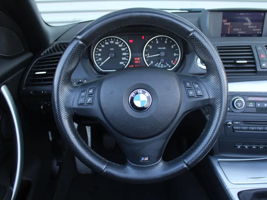 BMW 1 Serie Cabrio 118i Executive | M-Pakket | Stoelverwarming | 17' LM | Windscherm | Parkeersensor v+a | Trekhaak | Navi | Leer | Xenon | Clima |