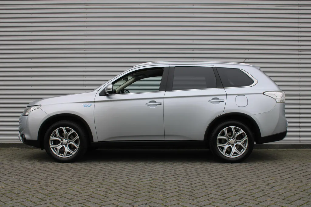 Mitsubishi Outlander 2.0 PHEV Business Edition X-Line | Navi | Clima | Camera | Trekhaak | Keyless | 18' LM |