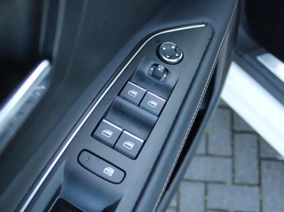 Peugeot 3008 1.2 PureTech GT | Trekhaak | Stoelverwarming | Cruise adapt. | Camera | Dodehoek detectie | 18' LM | Navi | Clima |