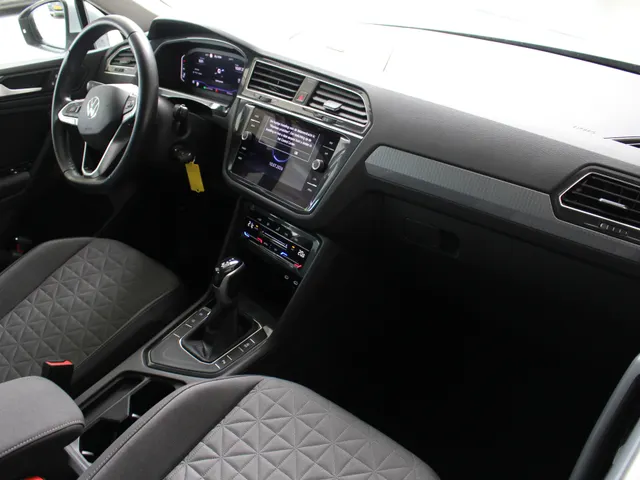 Volkswagen Tiguan 1.5 TSI Life Navigatie | Trekhaak | Parkeercamera | All Season Banden
