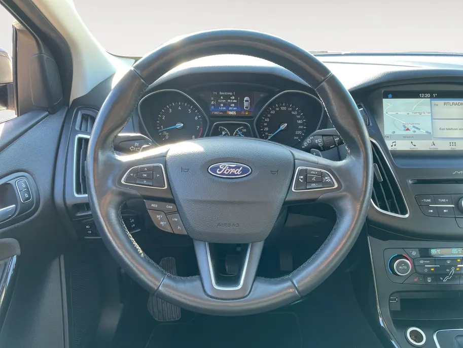 Ford Focus 1.5 Titanium *Automaat*Navi+Camera*Climate Control*Winter Pack*LM.Velgen*Zeer nette auto!