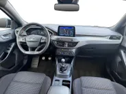 Ford Focus Wagon 1.0 EcoBoost Hybrid ST Line Style | Dealer onderhouden | NL auto | Winter pack | Trekhaak | Navigatie | Apple carplay & Android auto | Parkeersensoren voor en achter | Achteruitrijcamera | Cruise control | Draadloos opladen mobiel | Privacy glas | B