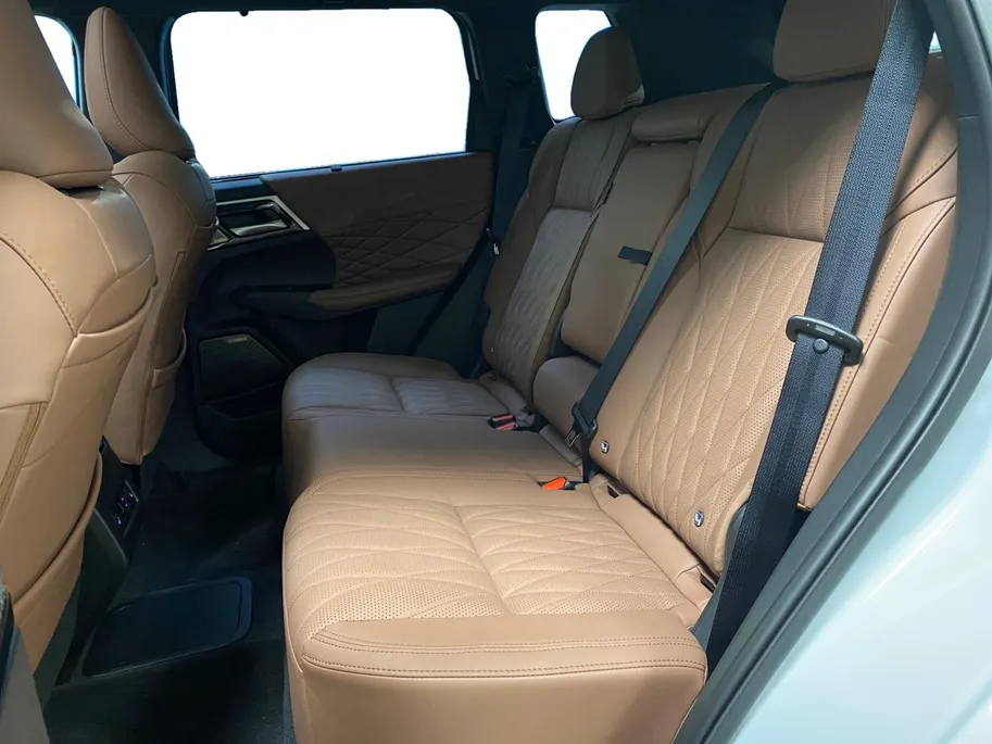 Mitsubishi Outlander 2.4 PHEV | INSTYLE + | DIRECT LEVERBAAR| ZWART DAK | PRIJS INCL €6.000,- VOORRAAD KORTING