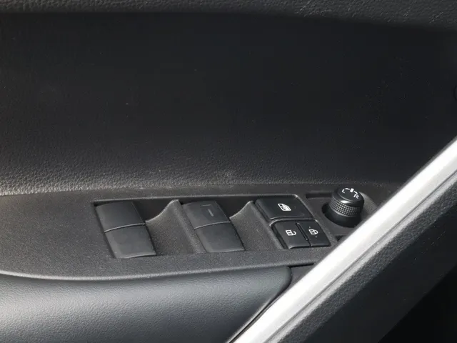 Toyota Corolla Cross Hybrid 140 Dynamic | Stoel/Stuur verwarm | All Season | Elek. kofferbakklep VERKOCHT