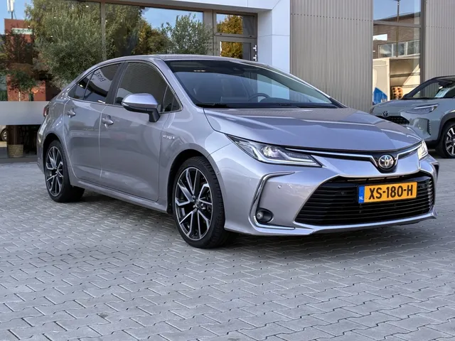 Toyota Corolla 1.8 Hybrid Executive | Leer | All Seasons