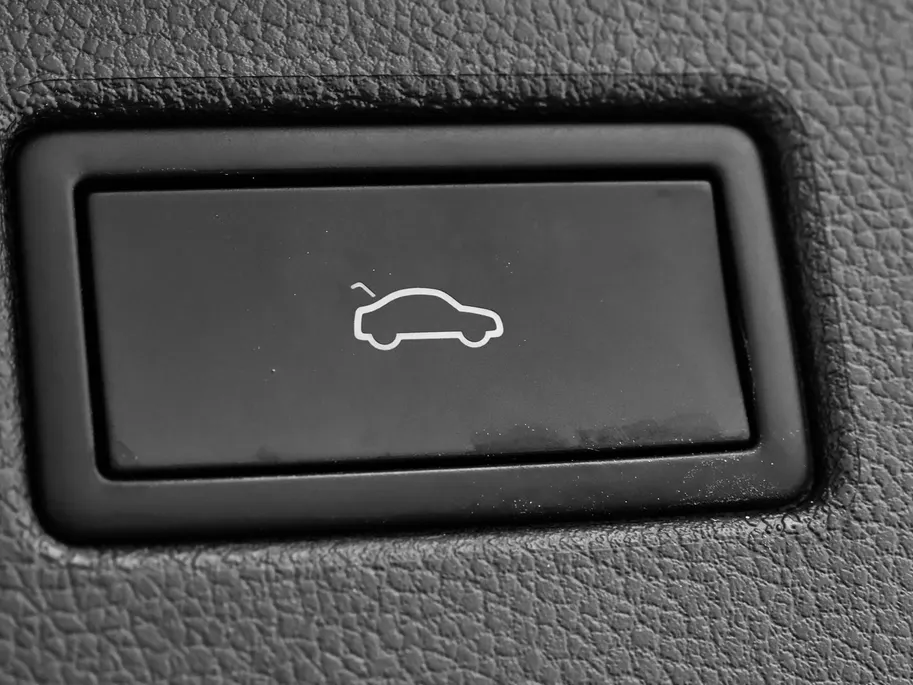 Volkswagen Tiguan 1.4 TSI eHybrid 245pk DSG R-Line Business · Camera · Inklap. Trekhaak · Dodehoeksensor · Parkeer Assistent · Stuur- & Stoelverwarming · 19'Velgen ·