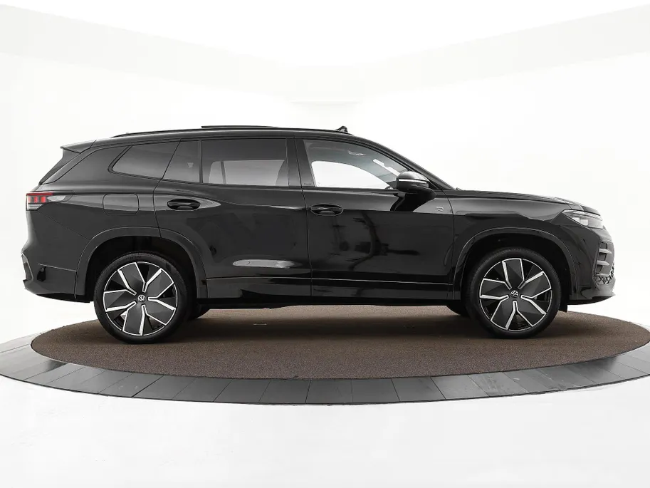 Volkswagen Tayron 1.5 272pk DSG eHybrid R-Line Edition · Panoramadak · 360 Camera · Wegklapbare Trekhaak · Black Style · 20'' Inch · Garantie t/m 17-11-2029 of 100.000km
