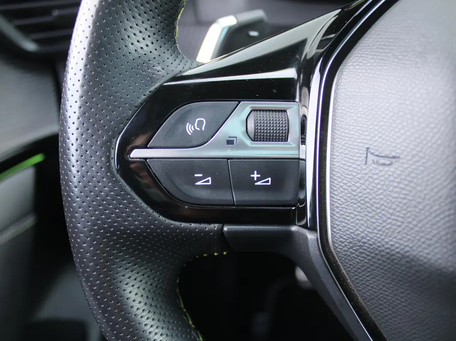 Peugeot 208 1.2 PureTech GT Pack | Stoelverwarming | Pano dak | Camera | Cruise adapt. | Dodehoek detectie | 17' LM | Navi | Clima | Leer/alcantara sportstoelen |