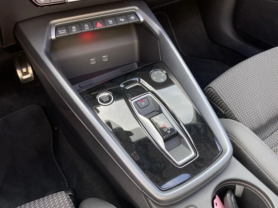 Audi A3 Sportback 35 TFSi mild-Hybrid S-Tronic aut. S Edition S Line Sportstoelen | Pano dak | SONOS Sound | Camera | Stoelverwarming | CarPlay | Cruise Control adapt. | Etc.