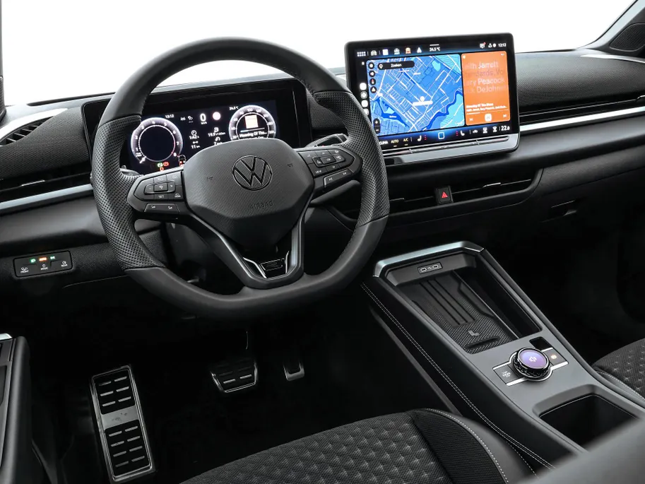 Volkswagen T-Roc R-Line First Edition 1.5 eTSI 150 PK 7 versn. DSG · Electrische achterklep · Achteruitrijcamera · Draadloze telefoonlader · Voorraad OUTLET · Prijs is inclusief inruilpremie ·