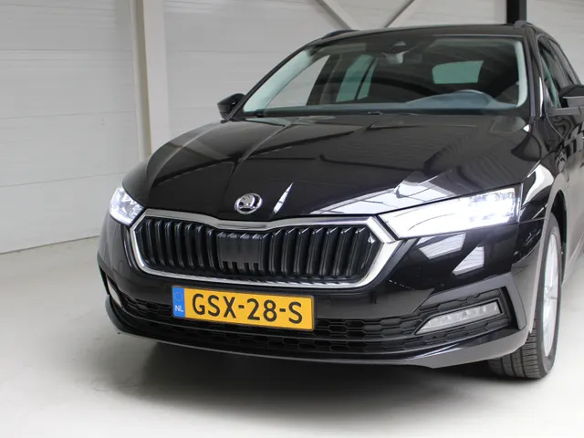 Škoda Octavia Combi 1.4 TSI iV PHEV Bus.Edition | Panoramadak |  Navigatie | PDC + Camera | Trekhaak