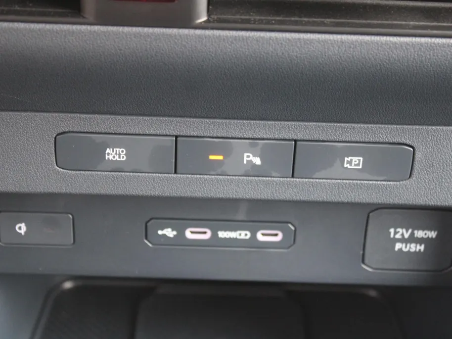 Kia PV5 L2H1 Elite DC 71.2 kWh | Luxe dubbele cabine | Zijwandbekleding | Vloerplaat | Privacy glass | Tot € 2.500 (inruil)voordeel bij aanschaf of 2,99% financiering |