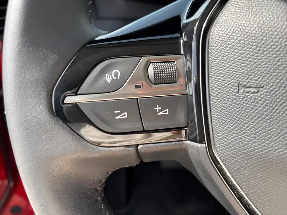 Peugeot e-2008 EV Allure Pack 50 kWh | Stoelverwarming | Cruise | Camera