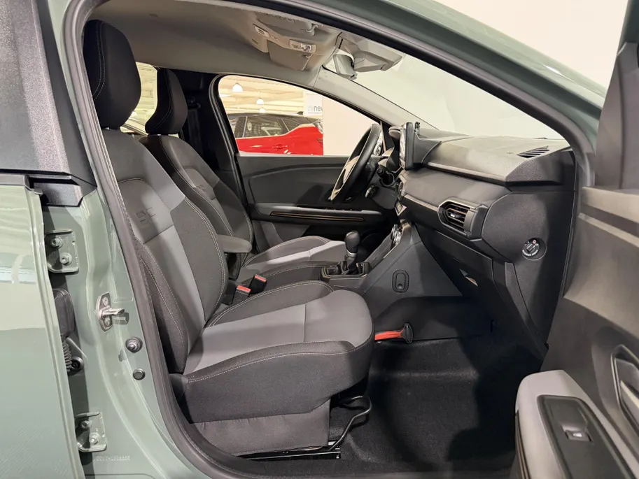 Dacia Jogger 140PK Hybrid Extreme 7p. Automaat | 7 Zitplaatsen | Camera | Parkeersensoren | Apple CarPlay/Android Auto | Digital Cockpit | Cruise Control | Lichtmetalen Velgen | Licht & Regen Sensor | Full LED |