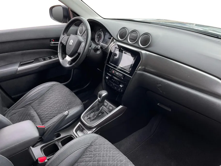 Suzuki Vitara 1.5 Hybrid Style *Automaat*Navi+Camera*Adapt. Cruise Control*Stoelverwarming*Climate Control*LM.Velgen*Trekhaak*Zeer nette auto!