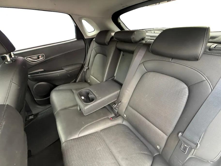 Hyundai Kona EV Premium 64 kWh | 99% SOH | Achteruitrijcamera | Head Up Display | Dodehoek Detectie | Lederen Bekleding | Climate Control |