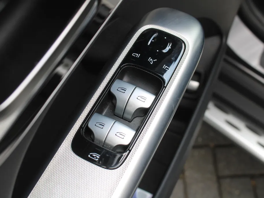 Mercedes-Benz GLC 300e 4MATIC AMG Line | 360 Camera | Schuifdak | Cruise adapt. | 20' LM | HUD | Treeplanken | Dodehoek detectie | Stoelverwarming + geheugen | BTW auto |