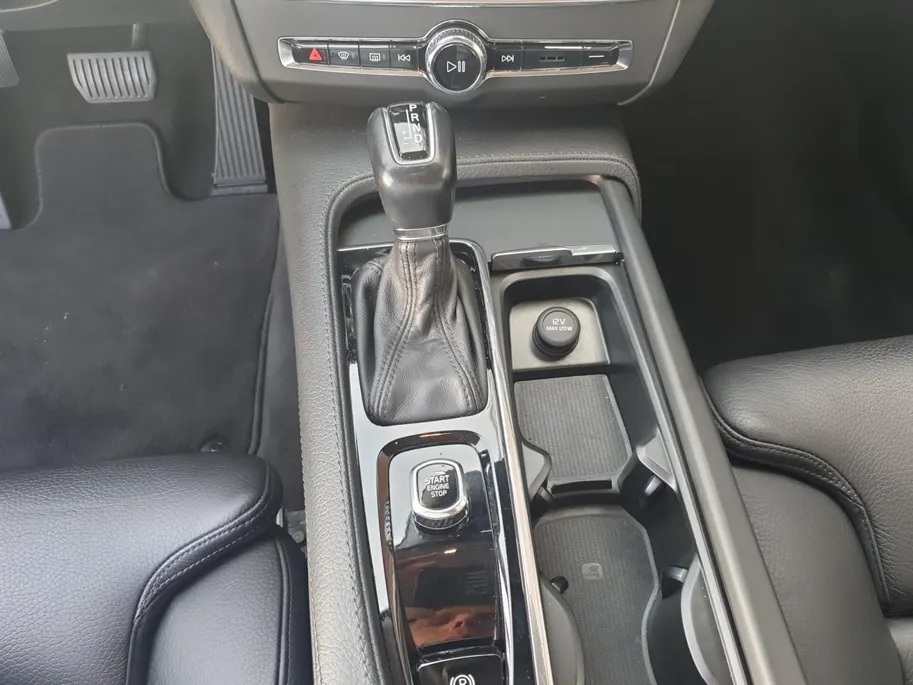 Volvo V90 2.0 T4 Momentum | Stoel en stuurverwarming | Elektrisch bedienbare voorstoelen | Camera | Lederen bekleding | Navigatie | Parkeersensoren voor en achter | Elektrische achterklep |