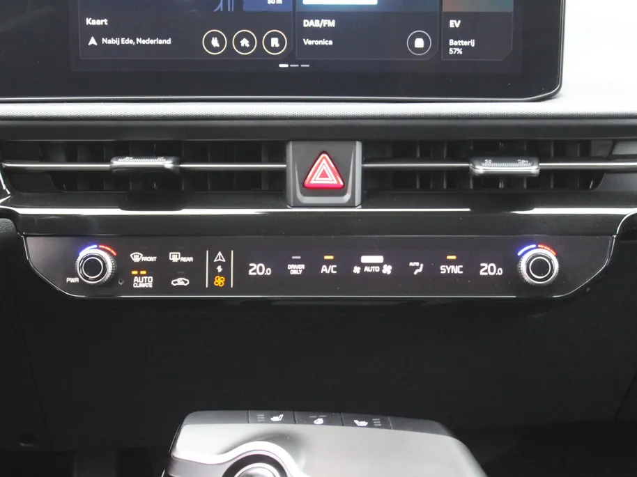 Kia EV6 Light Edition 63 kWh | Stuur-/stoelverwarming | Camera | 19' LM | LED | Cruise adapt. | Clima | Draadloze telefoonlader | 17% bijtelling |