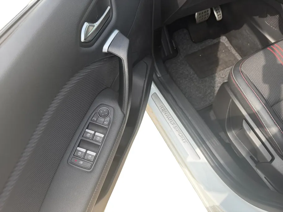 Renault Captur 1.6 E-Tech Hybrid 145 RS Line | Automaat | Full Hybride | Apple Carplay & Android Auto | Cruise & Climate Control | Camera | Parkeersensoren | Recent Onderhouden | 12 Maanden BOVAG Garantie