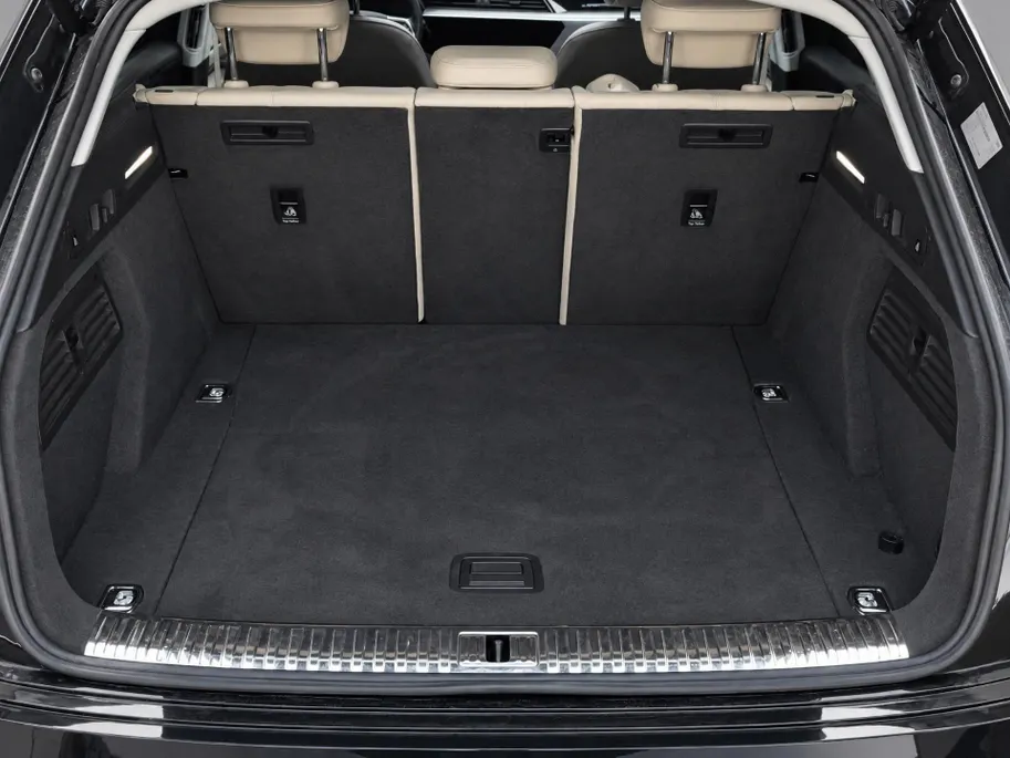 Audi e-tron 55 quattro edition 95 kWh 408pk · Panoramadak · 360 Camera · Afneembare Trekhaak · Lederen Bekleding · Elek. Stoelen + Geheugen Bestuurder ·