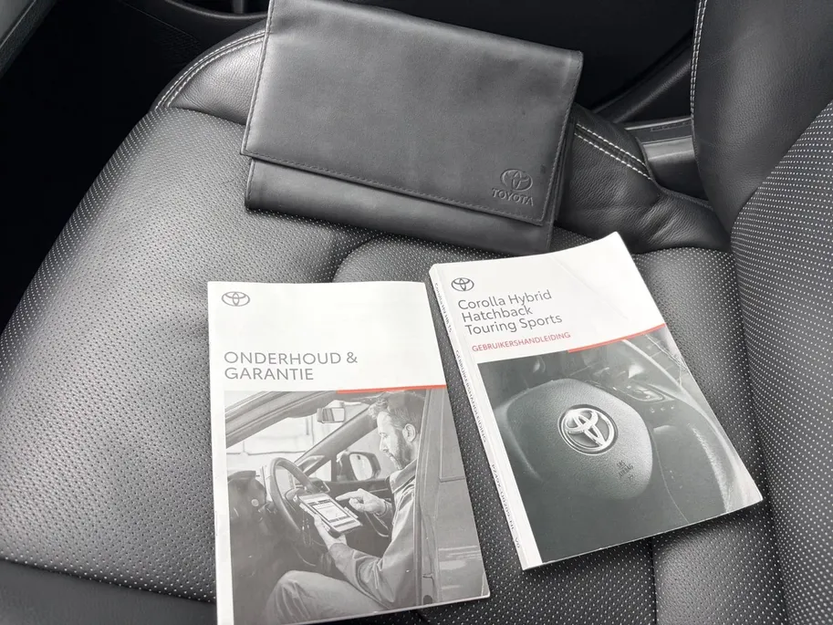 Toyota Corolla Touring Sports 2.0 Hybrid Executive | *1E EIGENAAR | FABRIEKSGARANTIE/ DEALER ONDERH. | PANO/ SCHUIFDAK | APPLE CARPLAY/ ANDROID AUTO | NAVI | CAMERA | VOL. LEDER | JBL SOUND | STOELVERWARMING |